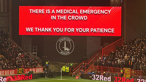  Trận Charlton vs Chelsea bị tạm dừng vì 1 ca cấp cứu